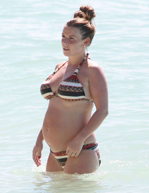 Coleen Rooney, trés enceinte, à la Barbade avec son fils Kai, le 5 fevrier 2013.