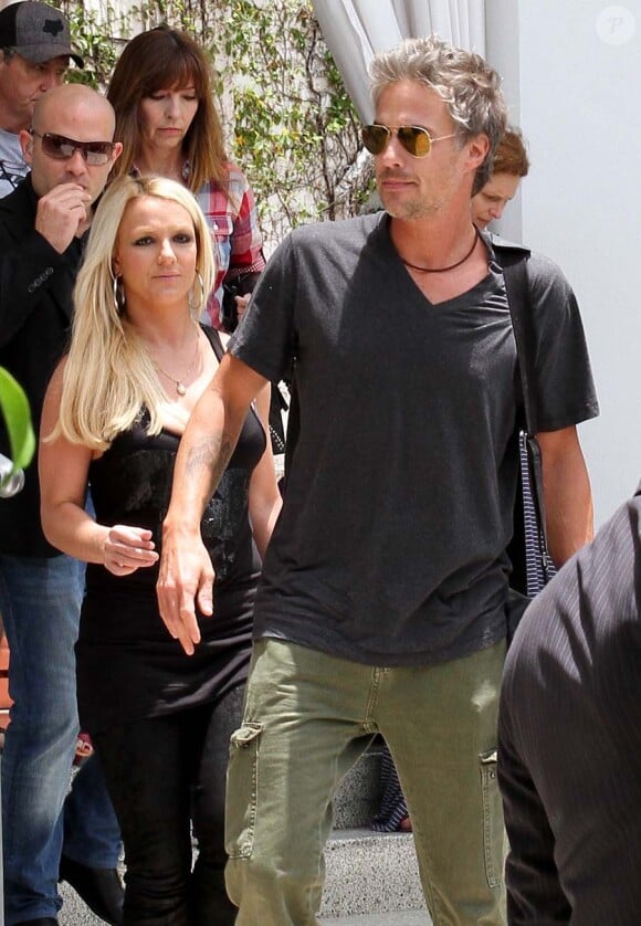 Britney Spears et son ex-fiancé Jason Trawick, sortent de leur hôtel à Miami, le 24 juillet 2012.