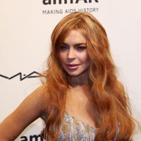 Lindsay Lohan : Souriante mais bouffie au gala de l'amfAR, loin de la justice