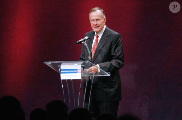 George H. Bush délivre un discours avant que Bono ne recoive la Liberty Medal, à Philadelphie, le 27 septembre 2007.
