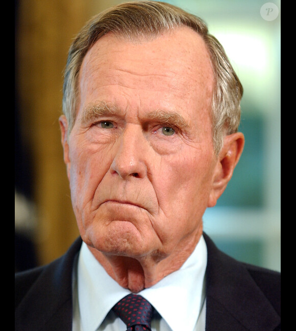 L'ancien président des Etats-Unis, George Bush dans le bureau oval, le 1er septembre 2005.
