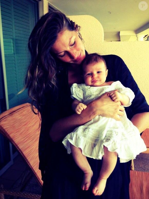 Gisele Bündchen a posté sur son compte Facebook une photo d'elle et de sa fille Vivian. Février 2013. 