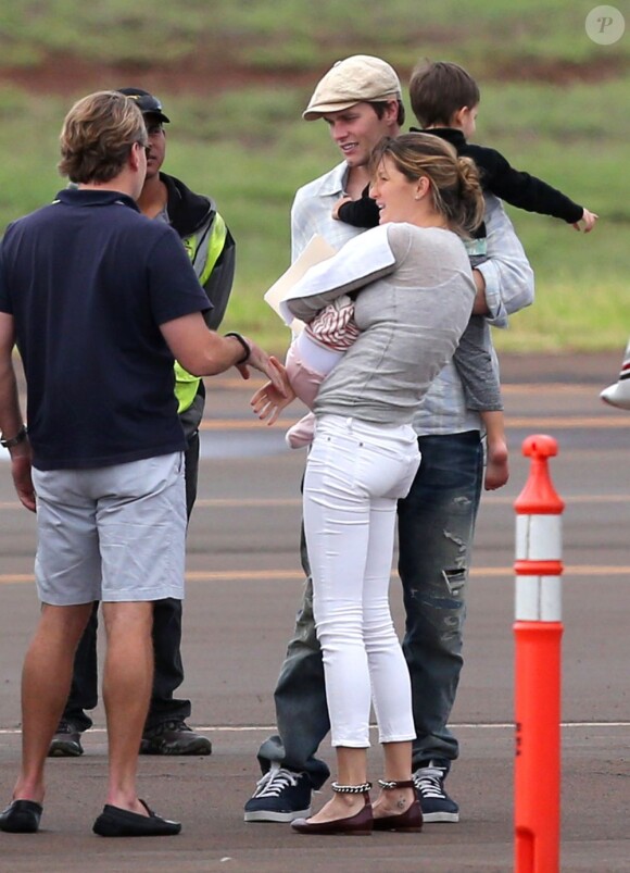 Le mannequin Gisele Bündchen, Tom Brady et leurs enfants Benjamin et Vivian arrivent sur l'île de Maui à Hawaï le 7 février 2013.