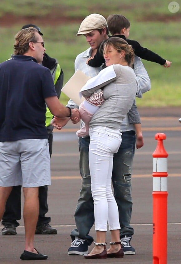 Gisele Bündchen, son chériTom Brady et leurs enfants Benjamin et Vivian arrivent sur l'île de Maui à Hawaï le 7 février 2013.
