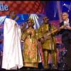 Amadou et Mariam récompensés lors de la cérémonie des Victoires de la Musique pour l'album des musiques du monde, sur France 2 le 8 février 2013. Youssou N'Dour leur remet le trophée.