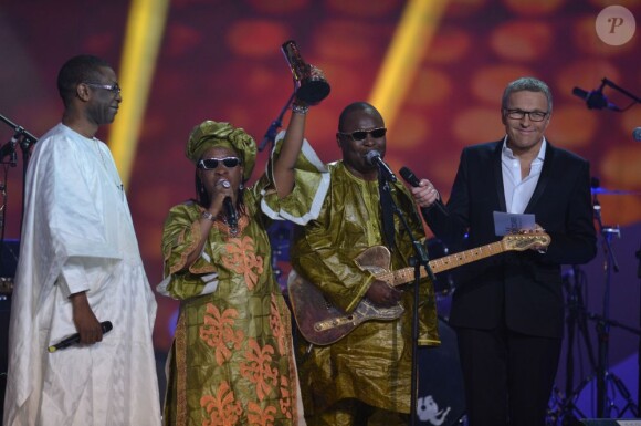 Amadou et Mariam récompensés lors de la cérémonie des Victoires de la Musique pour l'album des musiques du monde, sur France 2 le 8 février 2013.