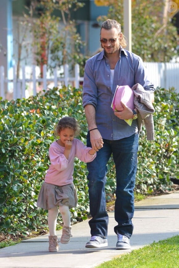 Le mannequin Gabriel Aubry a été chercher sa fille Nahla à la sortie de son école le 7 février 2013. Photo prise à Los Angeles.