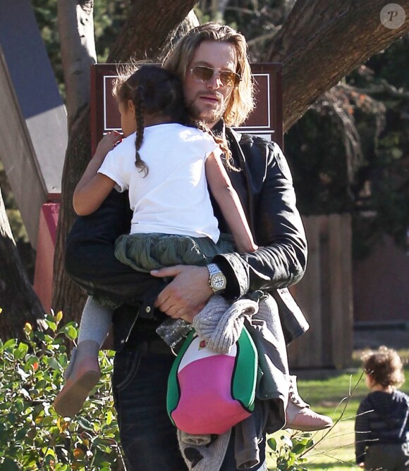 Gabriel Aubry va chercher sa fille Nahla à l'école à Los Angeles, le 17 janvier 2013.