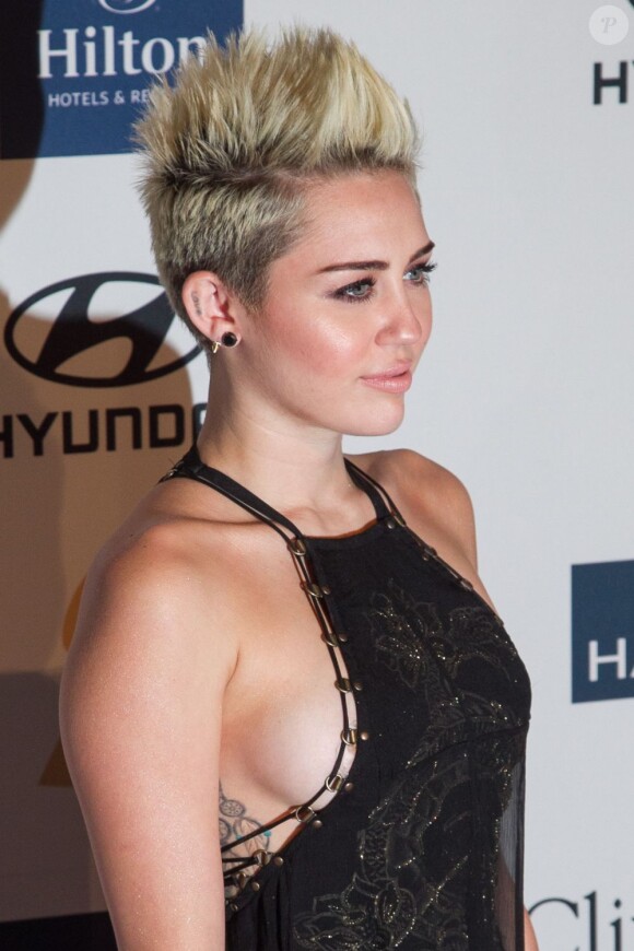 Miley Cyrus prend la pose à la soirée pré-Grammy Awards organisée par Clive Davis, au Beverly Hilton Hotel à Los Angeles, le 9 février 2013.