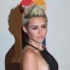 Miley Cyrus prend la pose à la soirée pré-Grammy Awards organisée par Clive Davis, au Beverly Hilton Hotel à Los Angeles, le 9 février 2013.