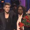 Justin Bieber et l'actrice Whoopi Goldberg sur le plateau de Saturday Night Live, le 9 février 2013.