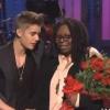 Justin Bieber et Whoopi Goldberg sont sur le plateau de Saturday Night Live, le 9 février 2013.