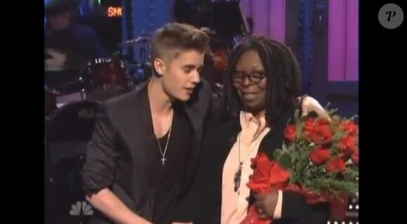 Justin Bieber et Whoopi Goldberg sont sur le plateau de Saturday Night Live, le 9 février 2013.