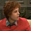 Justin Bieber incarne le président du fan club de Miley Cyrus et parle des photos où il apparait avec un joint à la main, sur le plateau de Saturday Night Live, le 9 février 2013.