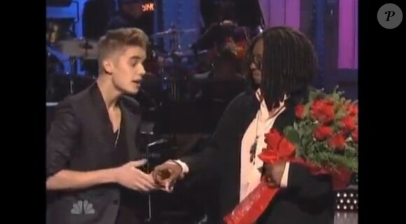 Justin Bieber et l'actrice Whoopi Goldberg sur le plateau de Saturday Night Live, le 9 février 2013.