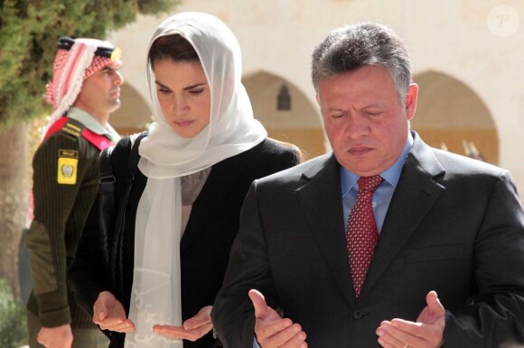 Rania et Abdullah II de Jordanie se recueillant lors du 14e anniversaire de la disparition du roi Hussein, le 7 février 2013 à Amman.