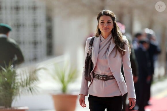 Rania de Jordanie accompagnait le 10 février 2013 son mari le roi Abdullah II, qui présidait le 10 février 2013 la séance inaugurale du Parlement jordanien, à Amman, marquée par son appel à une désignation consensuelle du Premier ministre, sur le chemin d'un gouvernement parlementaire.