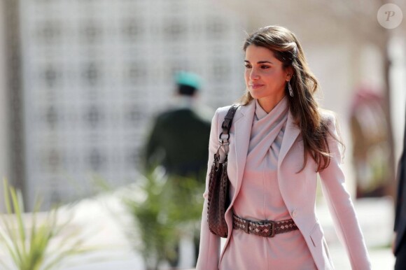 La reine Rania de Jordanie accompagnait le 10 février 2013 son mari le roi Abdullah II, qui présidait le 10 février 2013 la séance inaugurale du Parlement jordanien, à Amman, marquée par son appel à une désignation consensuelle du Premier ministre, sur le chemin d'un gouvernement parlementaire.