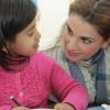La reine Rania de Jordanie en visite dans l'école pour filles Tor Al-Hashash, à Al Jeezeh, le 11 février 2013.