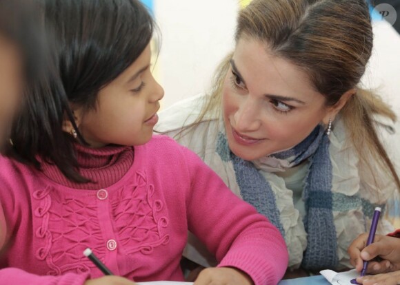 La reine Rania de Jordanie en visite dans l'école pour filles Tor Al-Hashash, à Al Jeezeh, le 11 février 2013.