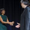 Michelle Obama félicitant Andrea Bocelli. Le 7 février 2013, le ténor italien a interprété devant le couple Obama et 4 000 invités l'aria d'ouverture de Serse de Handel et l'Ave Maria de Schubert lors du 61e National Prayer Breakfast à Washington.