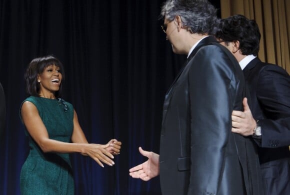 Michelle Obama félicitant Andrea Bocelli. Le 7 février 2013, le ténor italien a interprété devant le couple Obama et 4 000 invités l'aria d'ouverture de Serse de Handel et l'Ave Maria de Schubert lors du 61e National Prayer Breakfast à Washington.