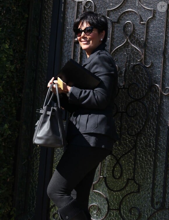 Kris Jenner quitte le domicile de sa fille Kim Kardashian. Los Angeles, le 12 février 2013.
