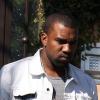 Kanye West quitte le domicile de sa compagne Kim Kardashian en compagnie de Kris Jenner. Los Angeles, le 12 février 2013.
