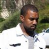 Kanye West quitte le domicile de sa compagne Kim Kardashian en compagnie de Kris Jenner. Los Angeles, le 12 février 2013.