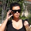 Kim Kardashian, enceinte, sort de chez elle accompagnée de Kanye West et de sa mère Kris Jenner. Los Angeles, le 12 février 2013.