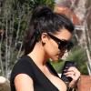 Kim Kardashian, enceinte, sort de chez elle accompagnée de Kanye West et de sa mère Kris Jenner. Los Angeles, le 12 février 2013.