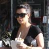 Kim Kardashian s'offre un plaisir sucré chez Pinkberry après s'être rendue à un rendez-vous chez son obstétricien. Beverly Hills, le 12 février 2013.