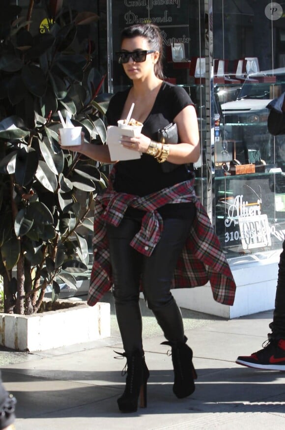 Kim Kardashian s'offre un plaisir sucré chez Pinkberry après s'être rendue à un rendez-vous chez son obstétricien. Beverly Hills, le 12 février 2013.