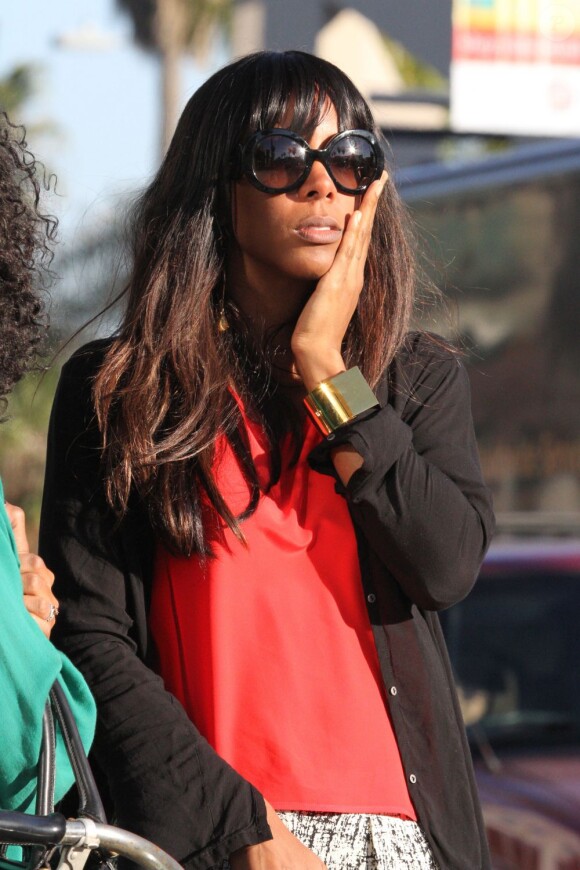 La popstar Kelly Rowland, en pleurs, le jour de son anniversaire après un déjeuner avec Beyoncé, Jay-Z et Solange, le lundi 11 février 2013.