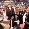 Jude Law signe des autographes à la première du film Side Effects (Effets Secondaires) à la 63e Berlinale, le 12 février 2013.