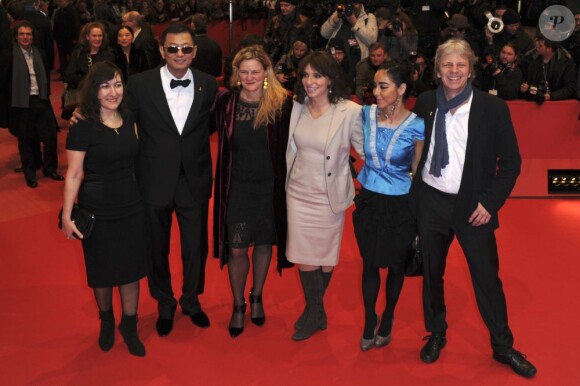 Les membres du jury Athina Rachel Tsangari, Wong Kar-waï, Ellen Kuras, Susanne Bier, Shirin Neshat et Andreas Dresen à la première du film Side Effects (Effets Secondaires) à la 63e Berlinale, le 12 février 2013.