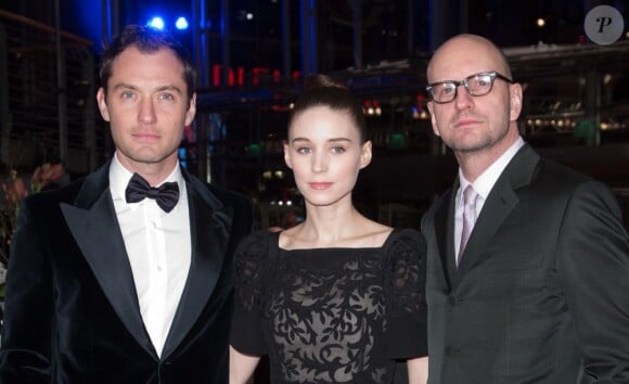 Steven Soderbergh, Jude Law et la ravissante Rooney Mara pour la première du film Side Effects (Effets Secondaires) à la 63e Berlinale, le 12 février 2013.