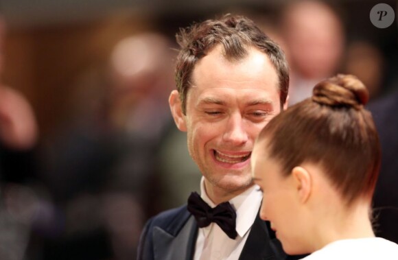 Jude Law en plein échange avec Rooney Mara à la première du film Side Effects (Effets Secondaires) à la 63e Berlinale, le 12 février 2013.