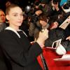 Rooney Mara signe des autographes à la première du film Side Effects (Effets Secondaires) à la 63e Berlinale, le 12 février 2013.