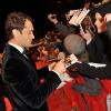 Jude Law avec ses fans à la première du film Side Effects (Effets Secondaires) à la 63e Berlinale, le 12 février 2013.