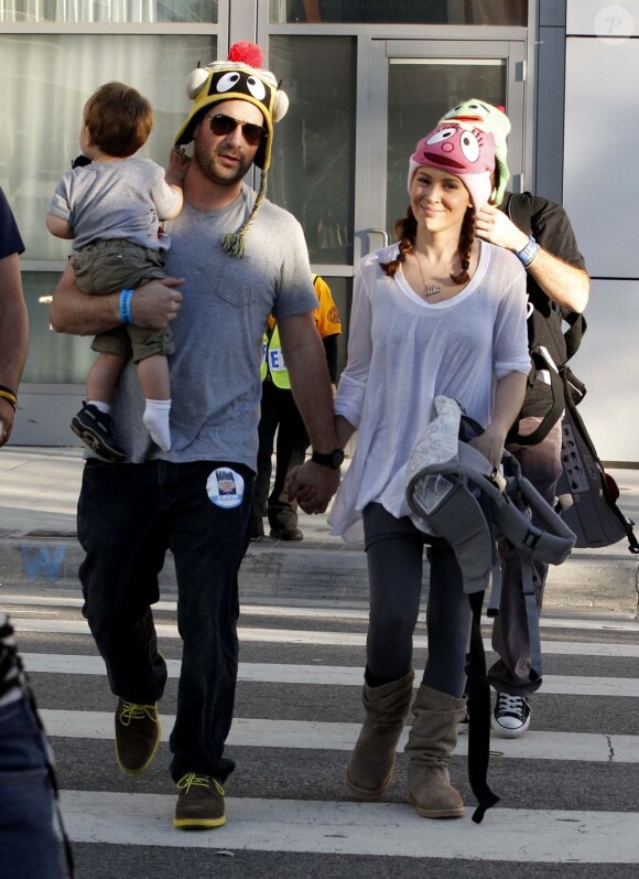 Alyssa Milano, son mari David Bugliari et leur fils Milo en novembre 2012 à Los Angeles