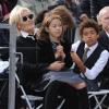 Deborra-Lee Furness, l'épouse de Hugh Jackman, avec leurs enfants Ava et Oscar à Hollywood le 13 décembre 2012