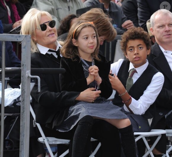 Deborra-Lee Furness, l'épouse de Hugh Jackman, avec leurs enfants Ava et Oscar à Hollywood le 13 décembre 2012