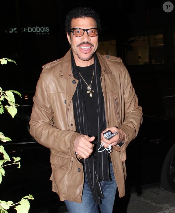 Lionel Richie quitte un restaurant à West Hollywood, le 19 Janvier 2013.