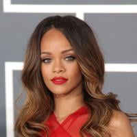 Rihanna, coincée entre Lionel Richie et les Boyz II Men, un trio plein d'amour