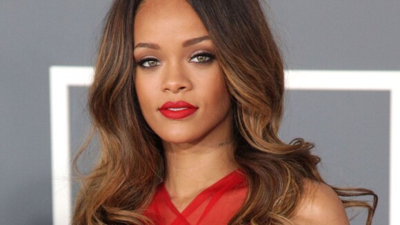 Rihanna, coincée entre Lionel Richie et les Boyz II Men, un trio plein d'amour