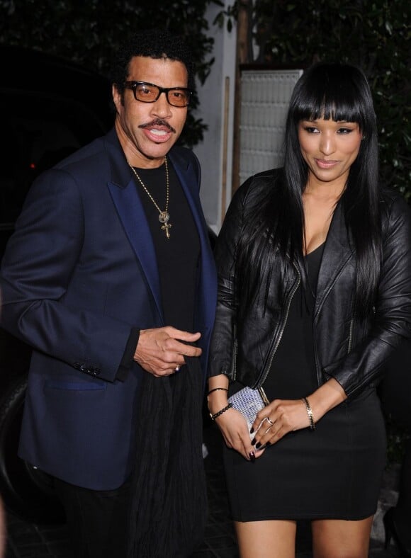 Lionel Richie en charmante compagnie assiste à la soirée d'ouverture de la boutique Topshop/Topman au restaurant Cecconi. West Hollywood, Le 13 février 2013.