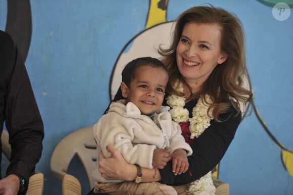 Valérie Trierweiler en visite dans un foyer pour enfants des rues, à New Delhi, le 14 février 2013.