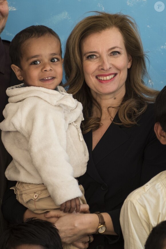 Valérie Trierweiler lors de sa visite dans un foyer pour enfants des rues, à New Delhi, le 14 février 2013.