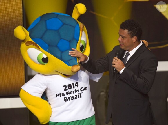 Ronaldo prend la pose avec Fuleco, la mascotte de la Coupe du monde au Brésil en 2014, le 7 janvier 2013 à Zurich